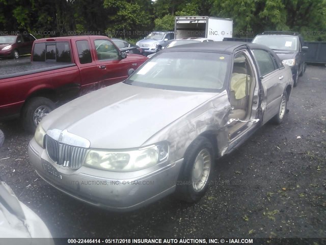 1LNHM81W6YY793841 - 2000 LINCOLN TOWN CAR EXECUTIVE GOLD photo 2