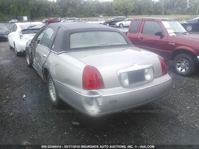 1LNHM81W6YY793841 - 2000 LINCOLN TOWN CAR EXECUTIVE GOLD photo 3