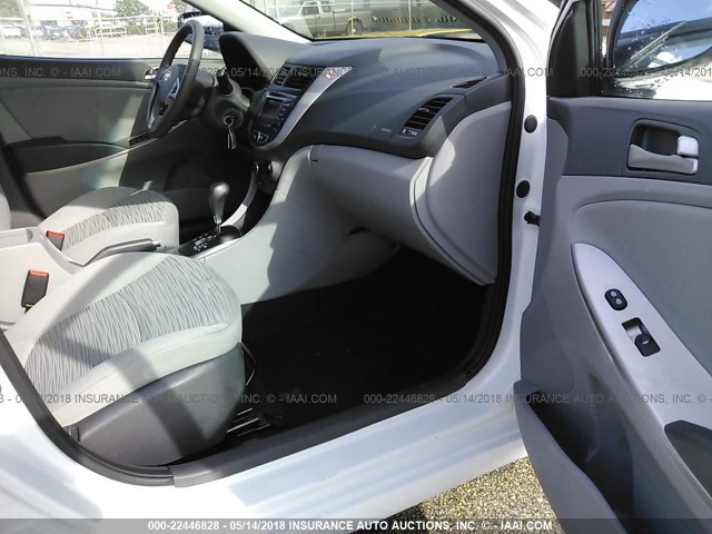 KMHCT4AE0HU372959 - 2017 HYUNDAI ACCENT SE 白色 照片 5