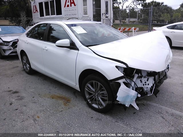 4T1BF1FK7HU800803 - 2017 TOYOTA CAMRY LE/XLE/SE/XSE Weiß Foto 1