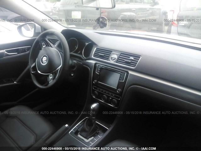 1VWDT7A35HC070806 - 2017 VOLKSWAGEN PASSAT R-LINE Gümüş foto 5