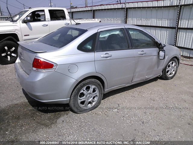 1FAHP36NX9W242815 - 2009 FORD FOCUS SES SILVER photo 4