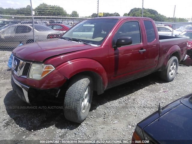 1N6AD06U28C412513 - 2008 NISSAN FRONTIER KING CAB LE/SE/OFF ROAD RED photo 2