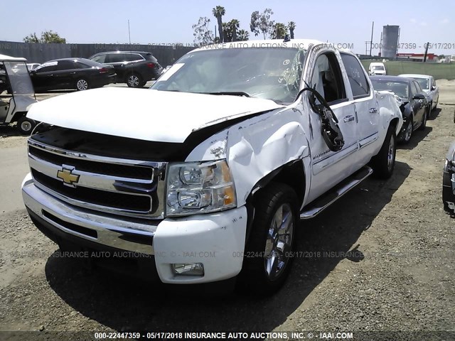 3GCPCSE02BG392911 - 2011 CHEVROLET SILVERADO C1500 LT WHITE photo 2