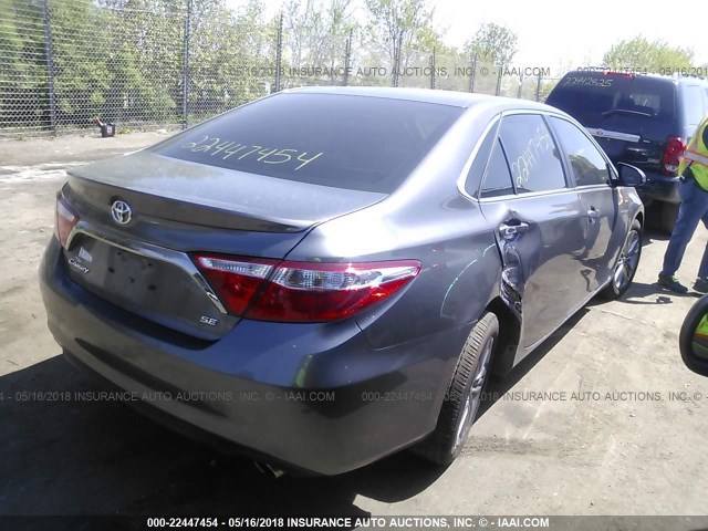 4T1BF1FK1HU805513 - 2017 TOYOTA CAMRY LE/XLE/SE/XSE GRAY photo 4
