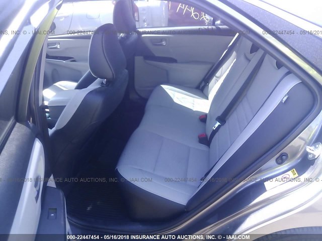 4T1BF1FK1HU805513 - 2017 TOYOTA CAMRY LE/XLE/SE/XSE GRAY photo 8