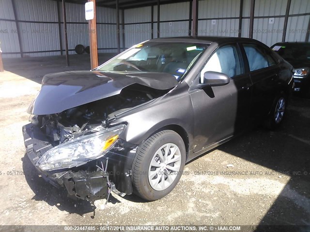 4T1BF1FK5HU419175 - 2017 TOYOTA CAMRY LE/XLE/SE/XSE SILVER photo 2