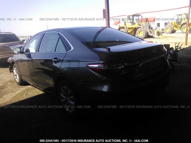 4T1BF1FK5HU419175 - 2017 TOYOTA CAMRY LE/XLE/SE/XSE SILVER photo 3