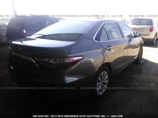 4T1BF1FK5HU419175 - 2017 TOYOTA CAMRY LE/XLE/SE/XSE SILVER photo 4