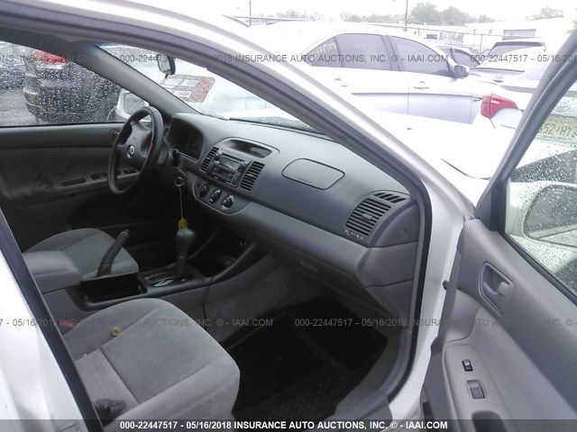 4T1BE32KX2U023707 - 2002 TOYOTA CAMRY LE/XLE/SE 白色 照片 5