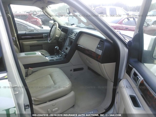 5LMFU27545LJ03447 - 2005 LINCOLN NAVIGATOR WHITE photo 5