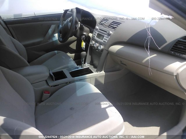 4T1BF3EK7BU656867 - 2011 TOYOTA CAMRY SE/LE/XLE GRAY photo 5