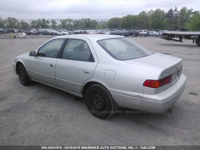 4T1BF22K6YU113257 - 2000 TOYOTA CAMRY LE/XLE Silber Foto 3