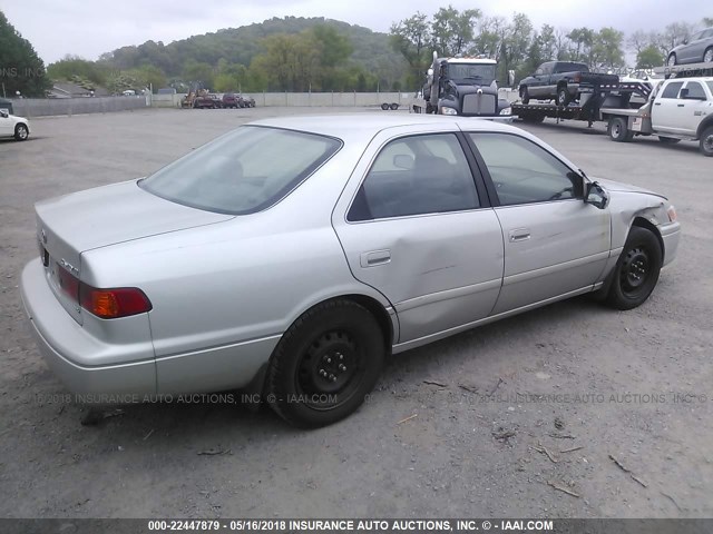 4T1BF22K6YU113257 - 2000 TOYOTA CAMRY LE/XLE SILVER photo 4