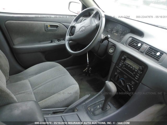 4T1BF22K6YU113257 - 2000 TOYOTA CAMRY LE/XLE Silber Foto 5