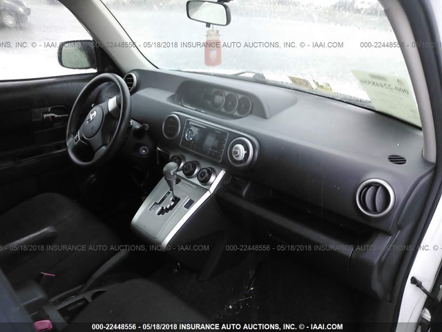 JTLKE50E281025446 - 2008 TOYOTA SCION XB WHITE photo 5