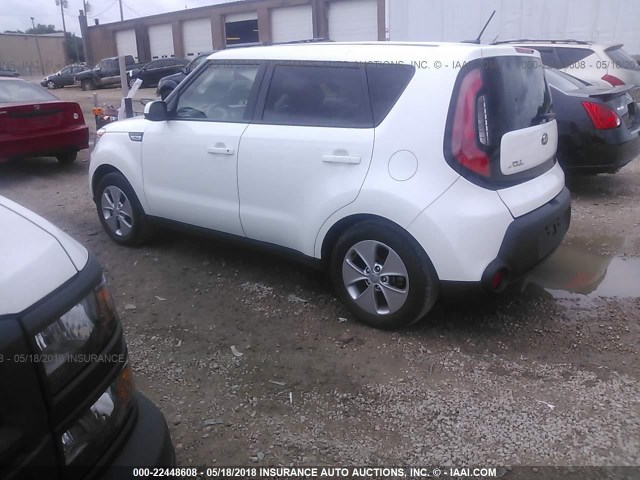 KNDJN2A22F7155988 - 2015 KIA SOUL WHITE photo 3