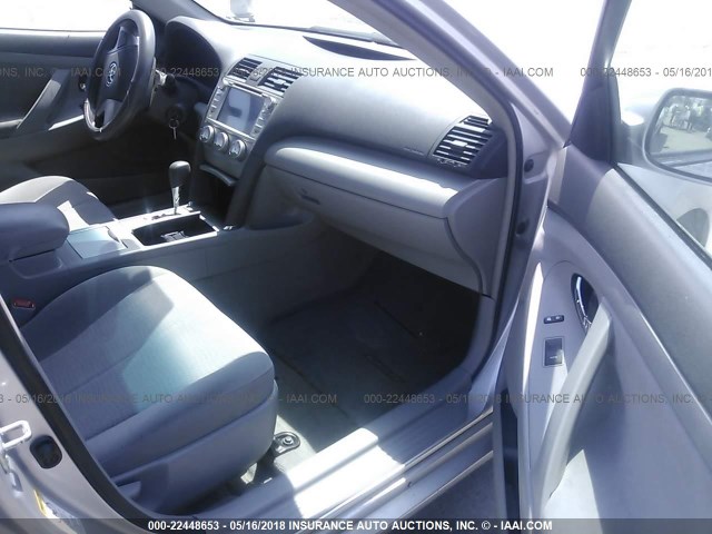 4T4BF3EK5AR060855 - 2010 TOYOTA CAMRY SE/LE/XLE SILVER photo 5