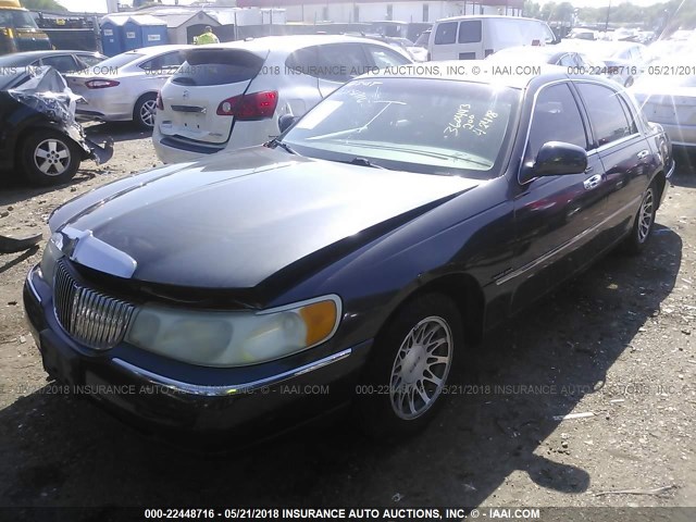 1LNHM82W11Y665981 - 2001 LINCOLN TOWN CAR SIGNATURE GRAY photo 2