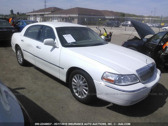 1LNHM81W04Y686780 - 2004 LINCOLN TOWN CAR EXECUTIVE/SIGNATURE Blanco foto 1
