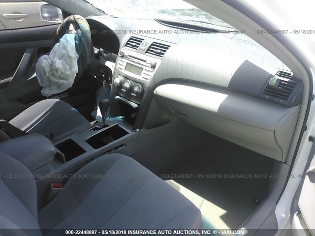4T1BF3EK7BU584276 - 2011 TOYOTA CAMRY SE/LE/XLE WHITE photo 5