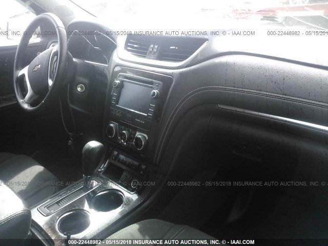 1GNKVHKD4FJ169070 - 2015 CHEVROLET TRAVERSE LT SILVER photo 5