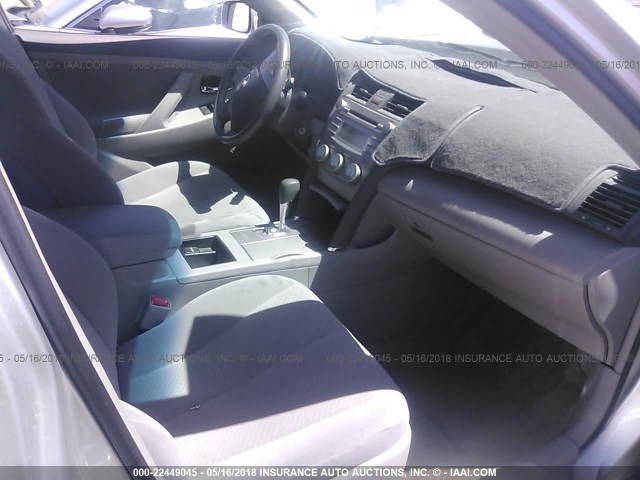 4T1BK46K18U057049 - 2008 TOYOTA CAMRY LE/XLE/SE ვერცხლისფერი ფოტო 5