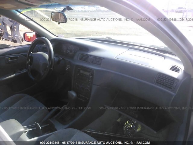 4T1BG22K11U109894 - 2001 TOYOTA CAMRY CE/LE/XLE 银色 照片 5