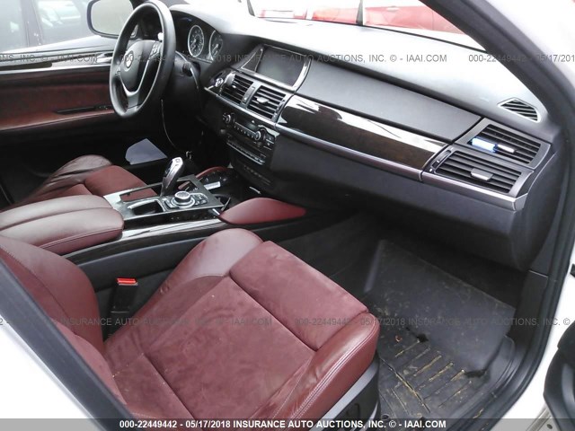 5UXFG8C55BLZ95984 - 2011 BMW X6 XDRIVE50I WHITE photo 5