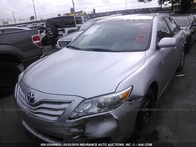 4T1BF3EK3BU762927 - 2011 TOYOTA CAMRY SE/LE/XLE SILVER photo 2