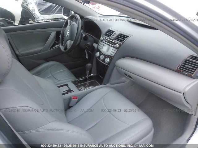 4T1BF3EK3BU762927 - 2011 TOYOTA CAMRY SE/LE/XLE SILVER photo 5
