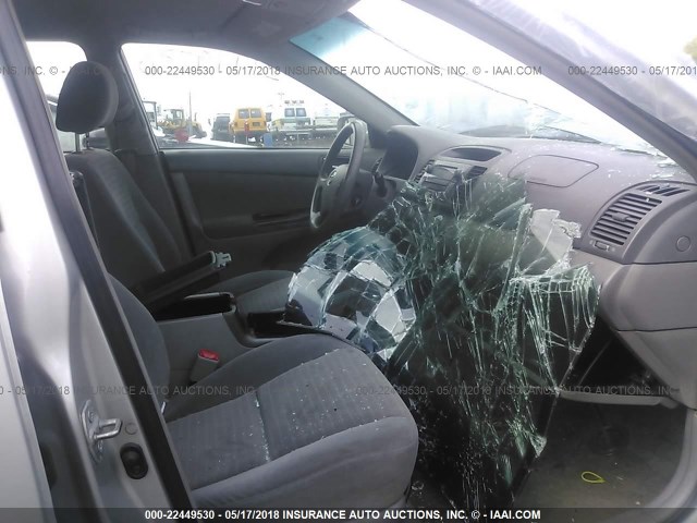 4T1BE32K75U046835 - 2005 TOYOTA CAMRY LE/XLE/SE ვერცხლისფერი ფოტო 5