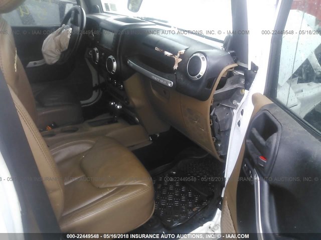 1C4HJWEG5DL616497 - 2013 JEEP WRANGLER UNLIMITE SAHARA WHITE photo 5