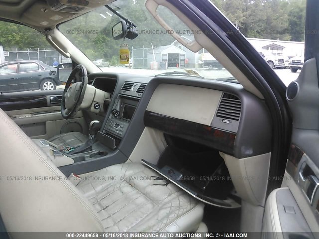 5LMFU28R54LJ19530 - 2004 LINCOLN NAVIGATOR BLACK photo 5