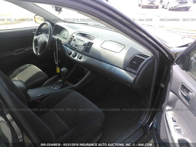4T1BE32K42U080159 - 2002 TOYOTA CAMRY LE/XLE/SE შავი ფოტო 5