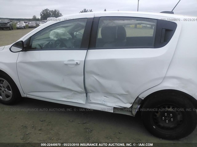 1G1JA6SG0G4115756 - 2016 CHEVROLET SONIC LS 白色 照片 6