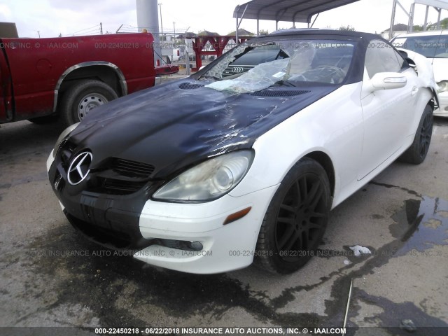 WDBWK54FX8F186881 - 2008 MERCEDES-BENZ SLK 280 WHITE photo 2