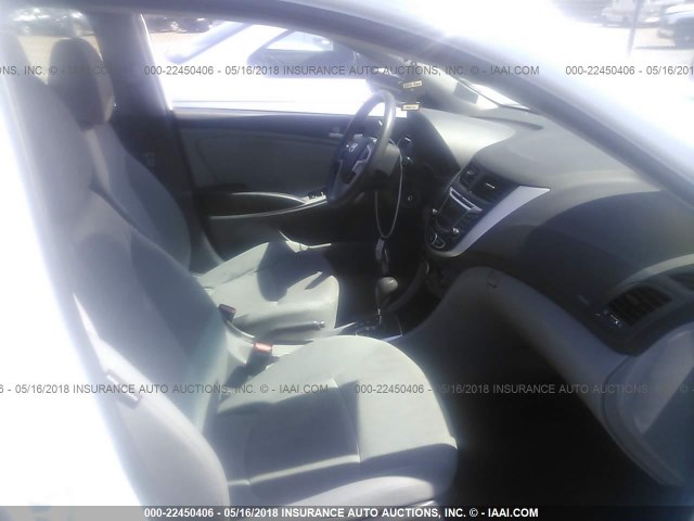 KMHCT5AE1DU106821 - 2013 HYUNDAI ACCENT GLS/GS WHITE photo 5