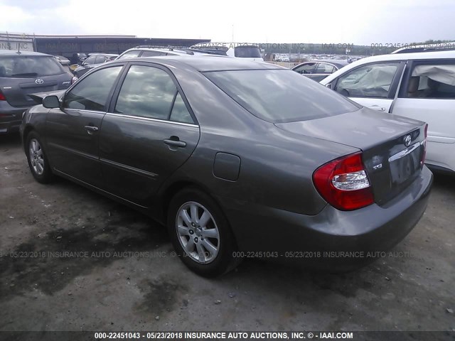 4T1BF32K94U584321 - 2004 TOYOTA CAMRY LE/XLE/SE ნაცრისფერი ფოტო 3