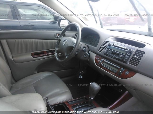 4T1BF32K94U584321 - 2004 TOYOTA CAMRY LE/XLE/SE ნაცრისფერი ფოტო 5