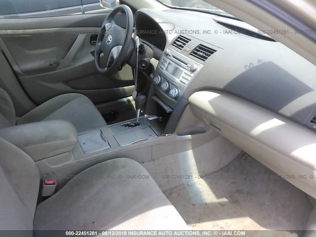 4T1BF3EK7AU031299 - 2010 TOYOTA CAMRY SE/LE/XLE 金色 照片 5