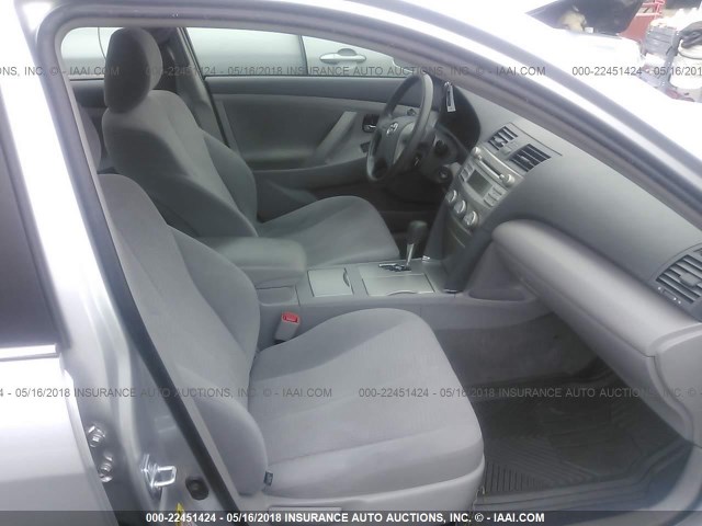 JTNBF3EKXB3006243 - 2011 TOYOTA CAMRY SE/LE/XLE ვერცხლისფერი ფოტო 5