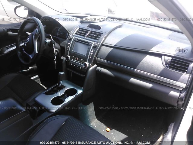 4T1BF1FK4EU806926 - 2014 TOYOTA CAMRY L/SE/LE/XLE 白色 照片 5