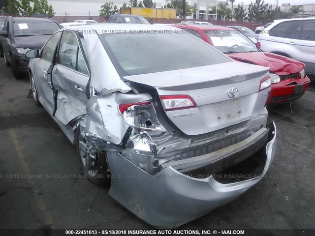 4T1BF1FK1EU344700 - 2014 TOYOTA CAMRY L/SE/LE/XLE Gümüş foto 3