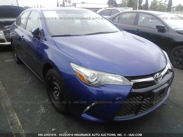 4T1BF1FK7FU888555 - 2015 TOYOTA CAMRY LE/XLE/SE/XSE ლურჯი ფოტო 1