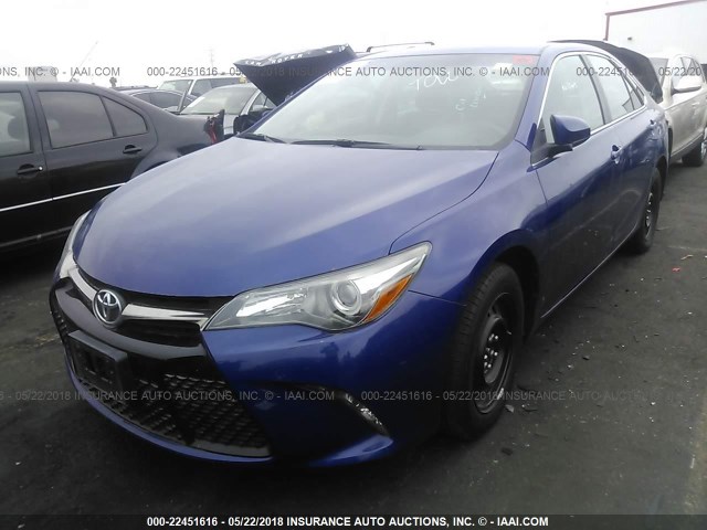 4T1BF1FK7FU888555 - 2015 TOYOTA CAMRY LE/XLE/SE/XSE ლურჯი ფოტო 2