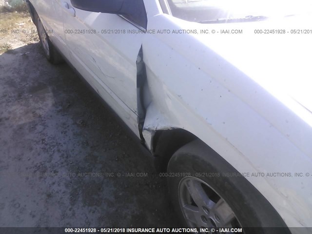 2C8GF68424R637988 - 2004 CHRYSLER PACIFICA WHITE photo 6