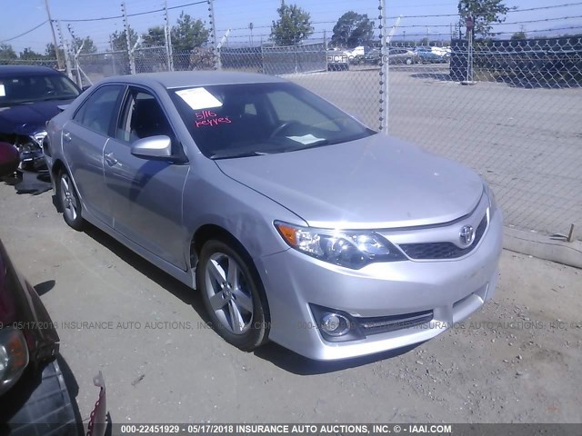 4T1BF1FK6EU450687 - 2014 TOYOTA CAMRY L/SE/LE/XLE 银色 照片 1