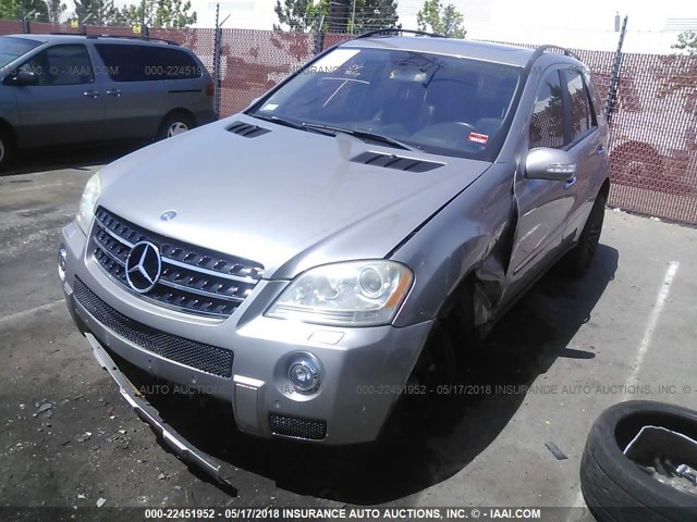 4JGBB75E26A024279 - 2006 MERCEDES-BENZ ML 500 SILVER photo 2