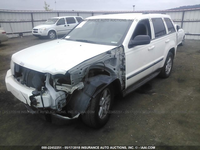 1J8GR48K67C564139 - 2007 JEEP GRAND CHEROKEE LAREDO/COLUMBIA/FREEDOM WHITE photo 2